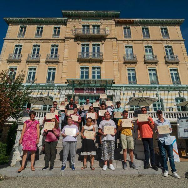 Les lauréats devant le Casino de Salies de Béarn.