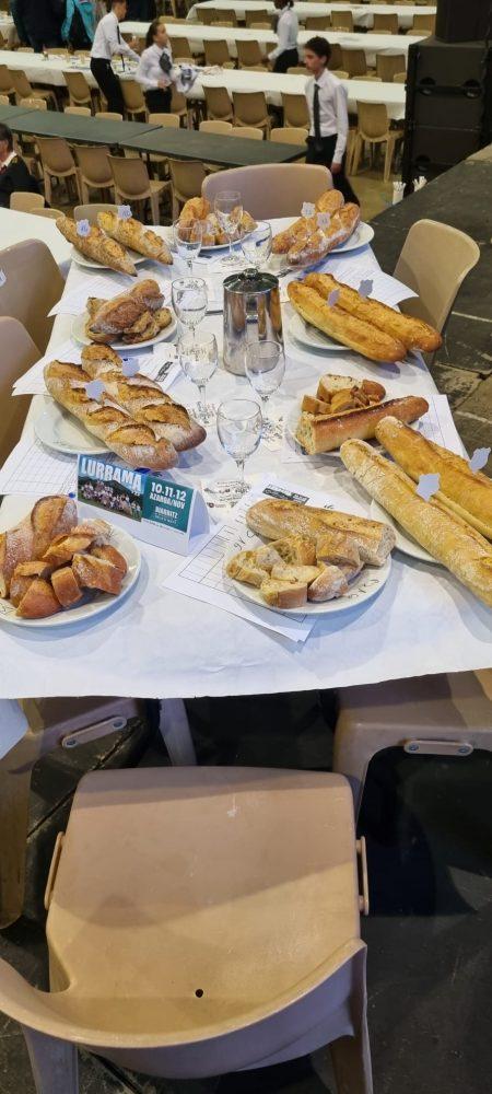 Les baguettes de pain qui ont été jugées.