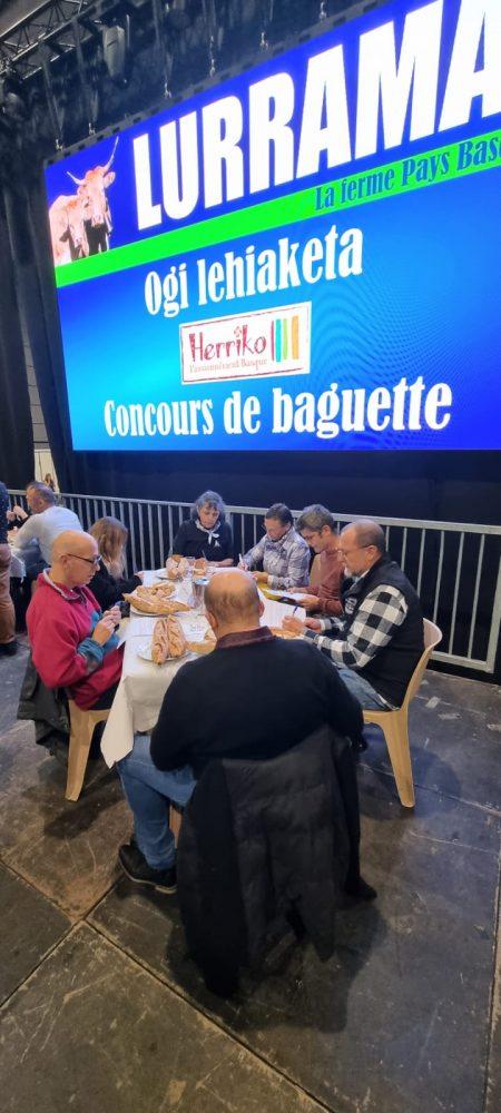 Le jury est en train de gouter les baguettes de pain.