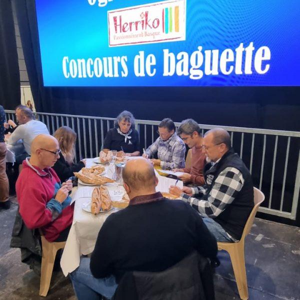 Le jury est en train de gouter les baguettes de pain.