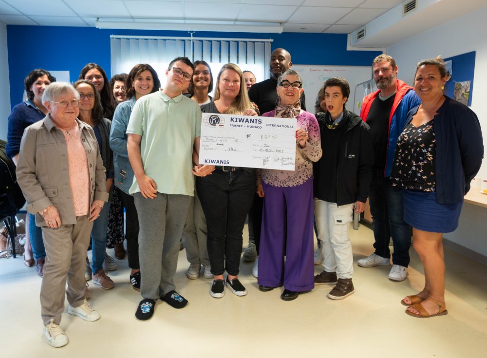 Les jeunes et les équipes de l'IME Georgette Berthe reçoivent le chèque des mains des membres des Kiwanis.