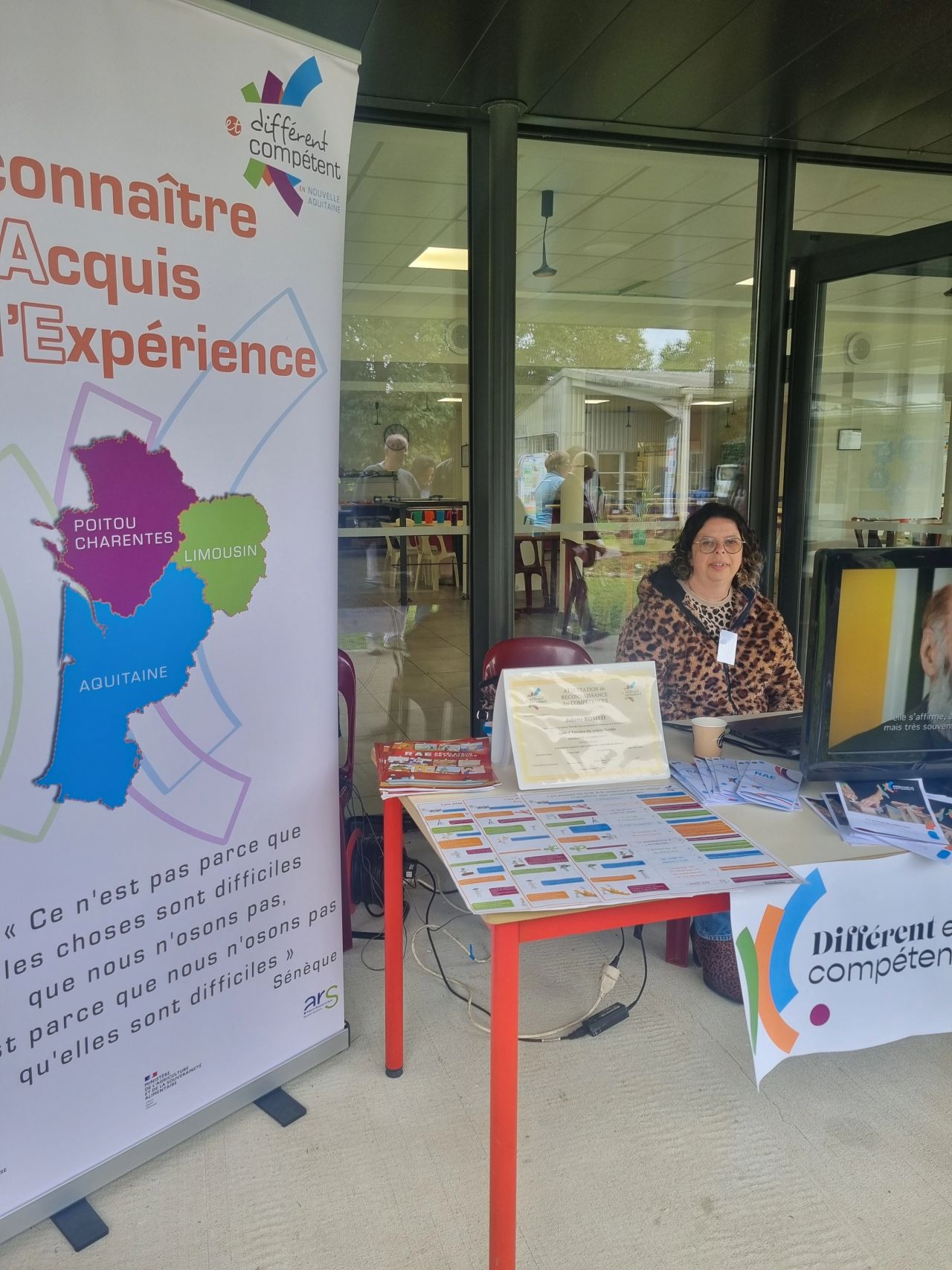 Le stand pour présenter Différent et Compétent