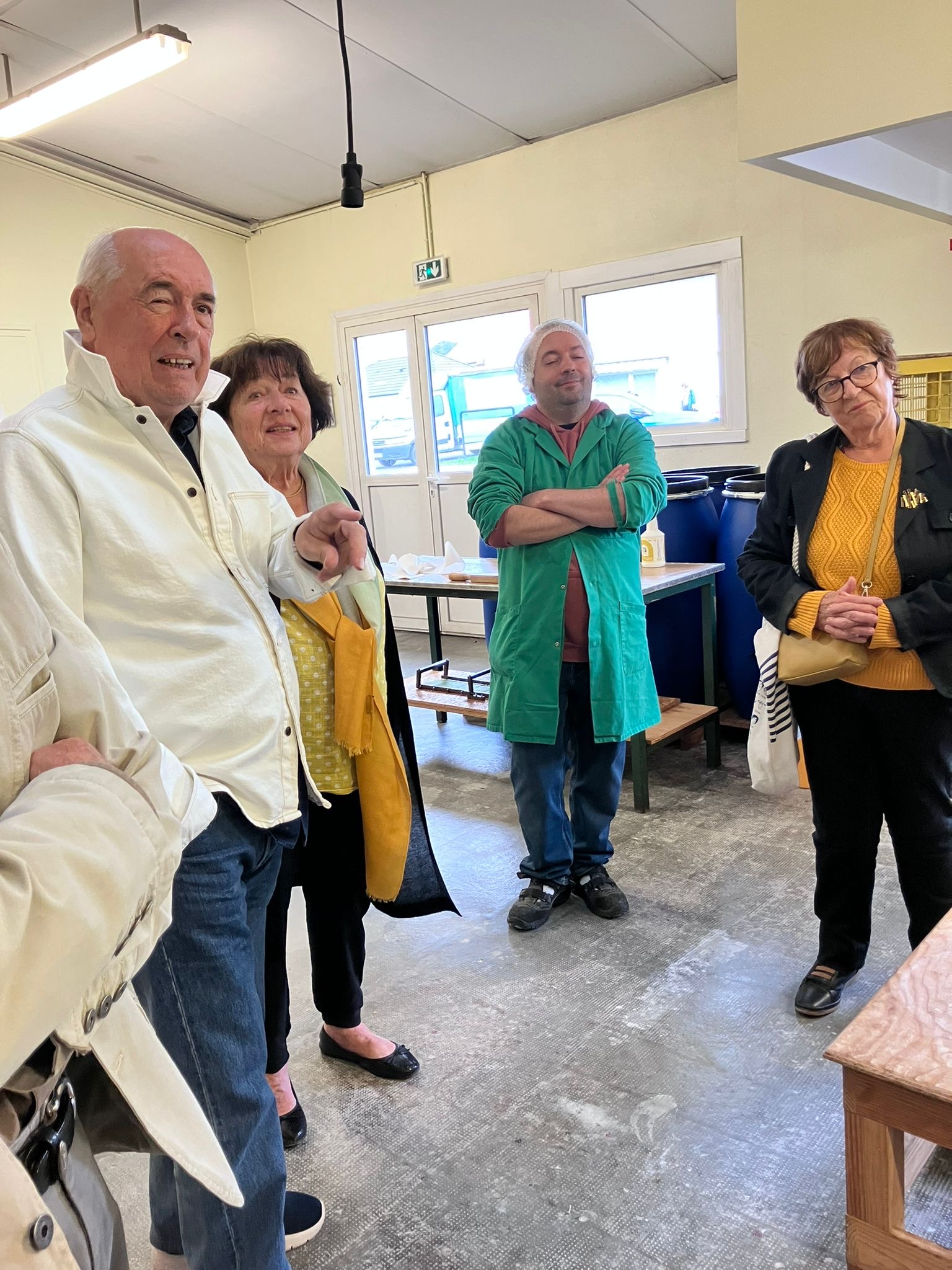 Les participants découvrent la savonnerie.