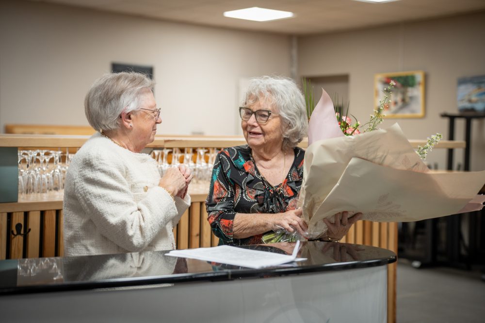 Nicole Assemat remet un bouquet à Anne Marie Cavret, au nom de l'Adapei des PA