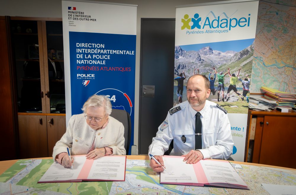 Anne-Marie Cavret et David Book signent la convention de partenariat.