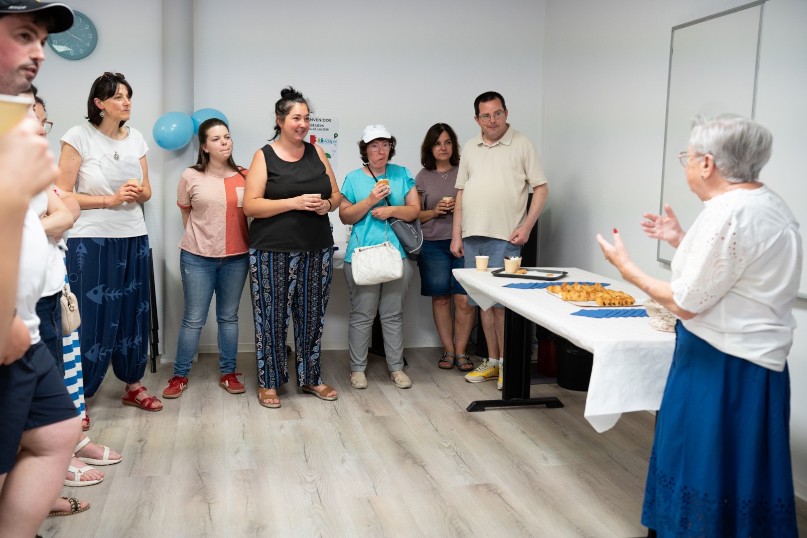 Anne-Marie Cavret souhaite la bienvenue à l'équipe d'Atades, au siège de l'Adapei