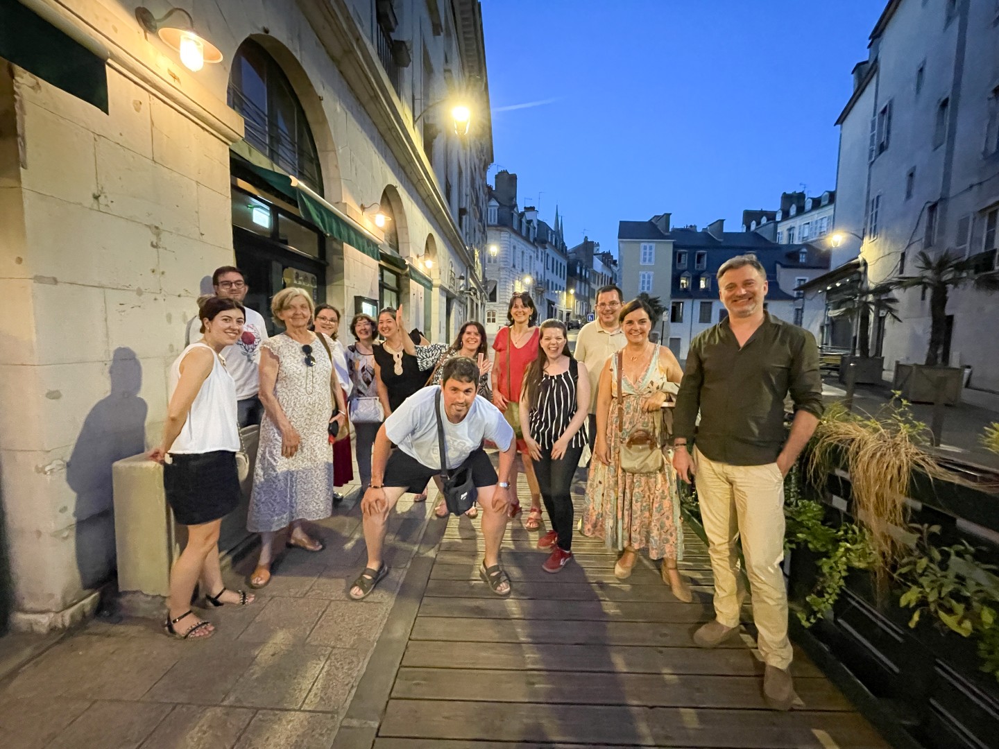 L'équipe Atades accompagnée de quelques pros et administrateurs de l'Adapei, au centre ville de Pau