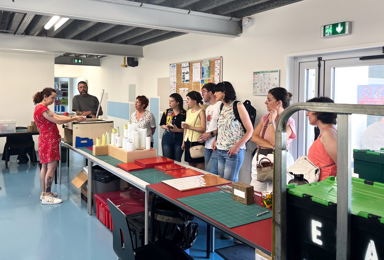 Visite de l'atelier couverture de livre de l'ESAT Alpha