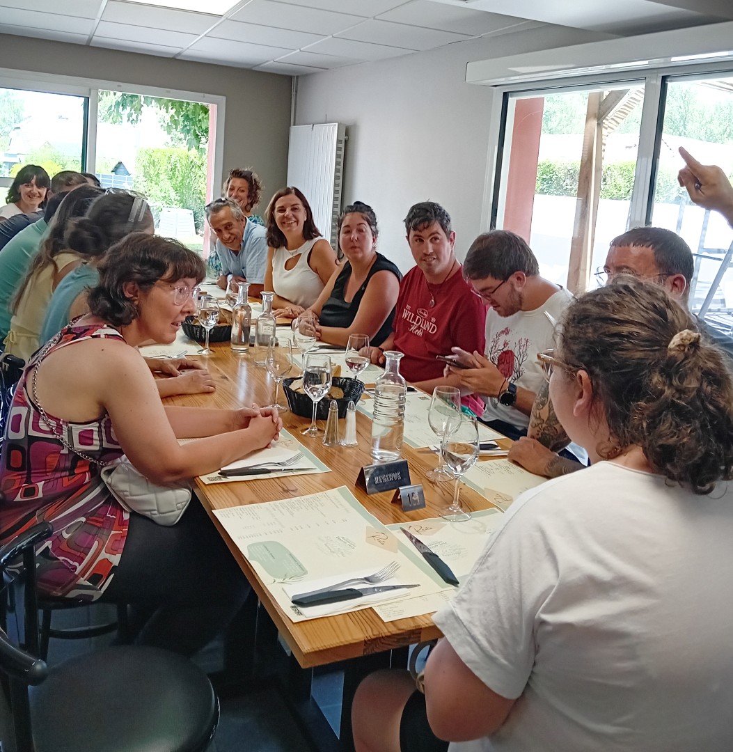 L'équipe Atades et des membres de l'Adapei et de Différent au compétent mangent au restaurant du Hameau
